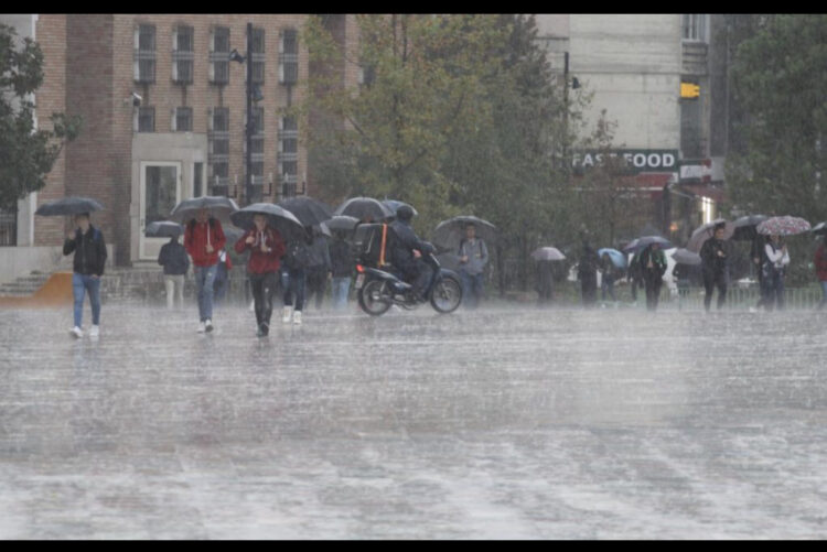 S’ka më diell! Nga nesër rikthehet moti ‘i tërbuar’ e me reshje të dendura, IGJEUM paralajmëron