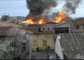 Një banesë në Bathore përfshihet nga flakët, evidentohen vetëm dëme materiale