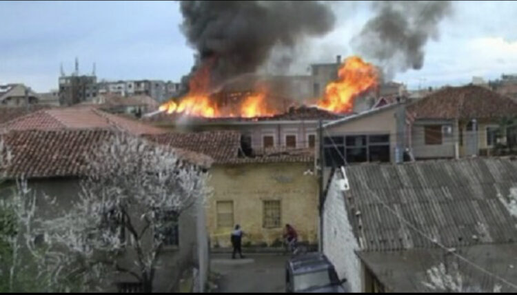 Një banesë në Bathore përfshihet nga flakët, evidentohen vetëm dëme materiale