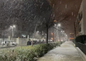 Parashikimi i motit për orët në vijim/ Rreshjet e dëborës vijojnë gjatë natës, e diela vjen me ngrica