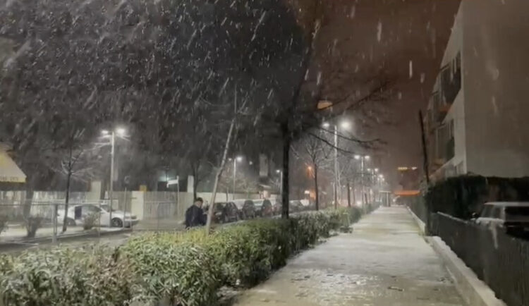 Parashikimi i motit për orët në vijim/ Rreshjet e dëborës vijojnë gjatë natës, e diela vjen me ngrica