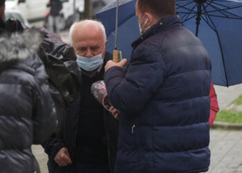 Flet babai i gjykatëses Enkeleda Hoxha: Jam i ndershëm! Vajza fle në një divan me dërrasa, te këmbët e djalit me autizëm