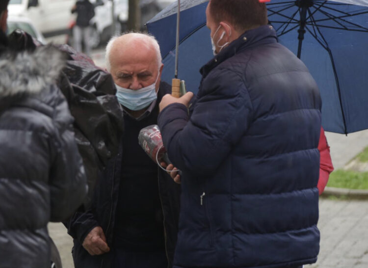 Flet babai i gjykatëses Enkeleda Hoxha: Jam i ndershëm! Vajza fle në një divan me dërrasa, te këmbët e djalit me autizëm