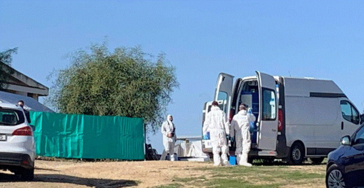 Tragjedi e rëndë në Qipro/ Kryefamiljari vret me thikë bashkëshorten dhe djalin, tenton të mbysë me tel djalin tjetër, shpallet në kërkim