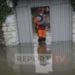 Uji deri në gju në disa familje në Shkodër, ky është momenti kur i mituri nxirret në krahë nga shtëpia