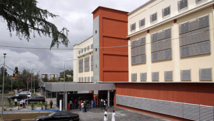 EMRI/ Kush është mjeku që u dhunua në QSUT?