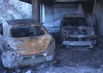 Zjarr në një garazh në Paskuqan në orët e para të mëngjesit, digjen 2 automjete