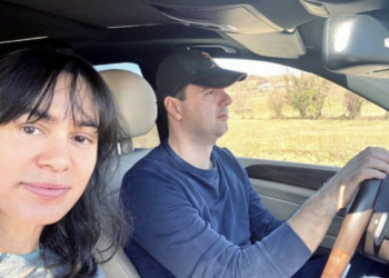 Kryetari i PD Lulzim Basha del xhiro me makinë, por shkel kodin rrugor