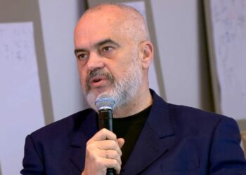 Largimi rinisë nga Shqipëria/ Rama: Shqiptarët i mbajti në kafaz si gardelina vetëm Enveri