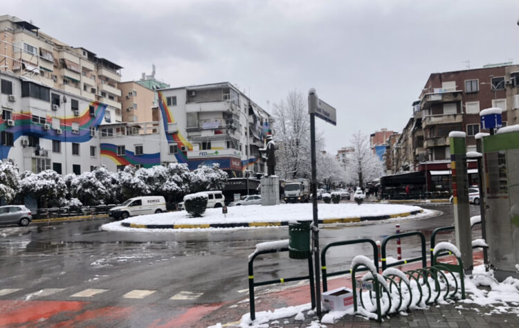 Bora e parë e vitit, Tirana ‘e bardhë’ përmes FOTOVE