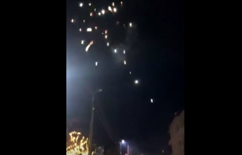 Fishekzjarre dhe brohorima/ Vetëvendosje nis festën në Prishtinë