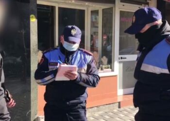Rama paralajmëroi ashpërsimin e masave, policia “bën namin” me gjobat për qytetarët dhe bizneset