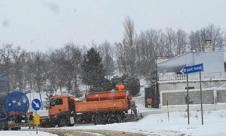 Bllokimi në aksin Qafë Thanë-Doganë, e hapur vetëm një korsi, mjetet e vogla presin të kalojnë