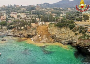 E rëndë në Itali/ Shemben varrezat, 200 arkivolë përfundojnë në det(VIDEO+FOTO)