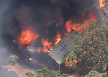 Australi/ Zjarri pushton qytetin, banorët detyrohen të thyejnë karantinën