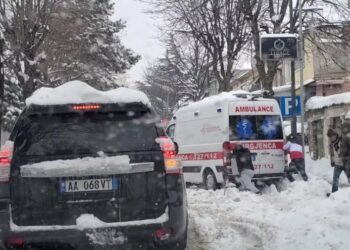 Rrugët e papastruara nga bora, ambulanca ngec në mes të Korçës
