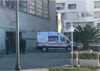 Humbi ndjenjat para procesit të vaksinimit, mjeku vlonjat niset me urgjencë në Tiranë