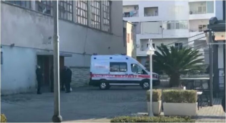 Humbi ndjenjat para procesit të vaksinimit, mjeku vlonjat niset me urgjencë në Tiranë