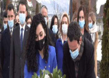 13-vjetori i Pavarësisë/ Albin Kurti dhe Vjosa Osmani bëjnë homazhe te varri i Rugovës
