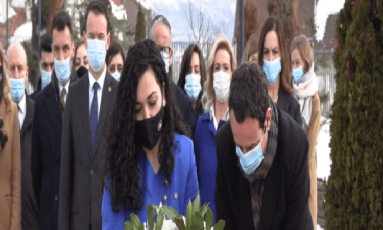 13-vjetori i Pavarësisë/ Albin Kurti dhe Vjosa Osmani bëjnë homazhe te varri i Rugovës