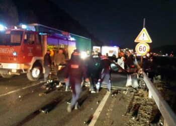 E RËNDË/ Përplasen 3 makina në Rrugën e Kombit, një person humb jetën