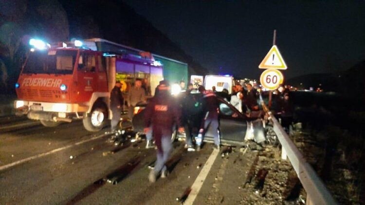 E RËNDË/ Përplasen 3 makina në Rrugën e Kombit, një person humb jetën