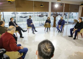 “Vepra, jo premtime boshe”/Basha me përfaqësuesit e turizmit në Durrës: Dyfishojmë numrin e të punësuarve në këtë sektor