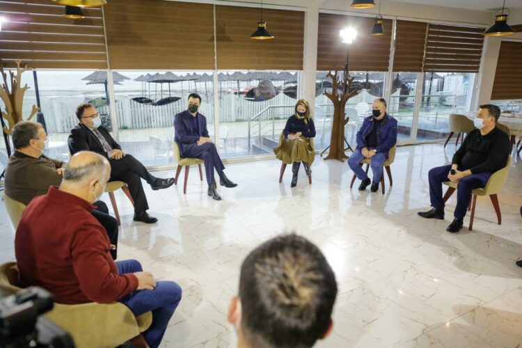 “Vepra, jo premtime boshe”/Basha me përfaqësuesit e turizmit në Durrës: Dyfishojmë numrin e të punësuarve në këtë sektor