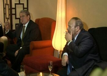 “Fajin e ka Saliu”/ Berisha vjen me një përgjigje ironike ndaj sulmeve të Fatos Nanos