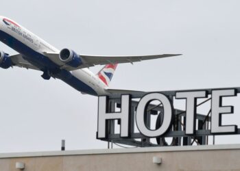 Mbretëria e Bashkuar vendos karantinë të detyruar në hotel për udhëtarët, ja vendet që përfshihen në listë