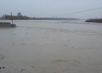 Moti i keq/ Buna del nga shtrati, evakuohen mbi 10 familje