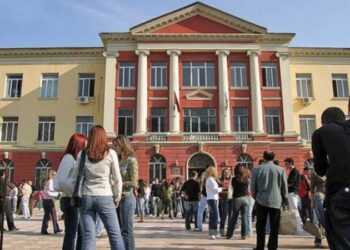 Studentët mbledhin 10 mijë firma për t’u kthyer në auditore, ministria ‘në heshtje’