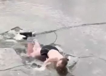 VIDEO për të mos u humbur/ Skiatori jep shfaqje pa rroba mbi kanalin e ngrirë të Amsterdamit