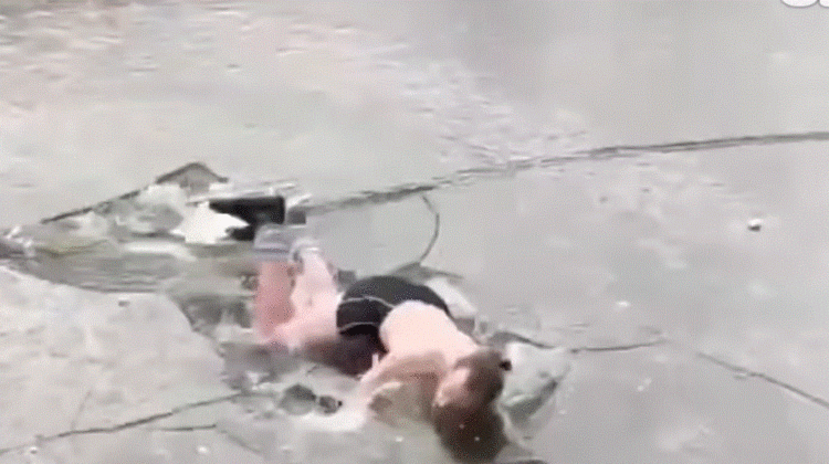 VIDEO për të mos u humbur/ Skiatori jep shfaqje pa rroba mbi kanalin e ngrirë të Amsterdamit