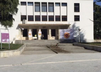 Nis vaksinimi në Berat, mjekët dhe infermierët marrin dozën e parë të Pfizer