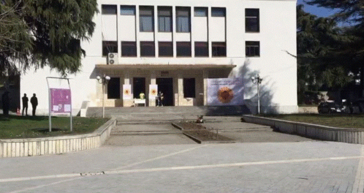 Nis vaksinimi në Berat, mjekët dhe infermierët marrin dozën e parë të Pfizer