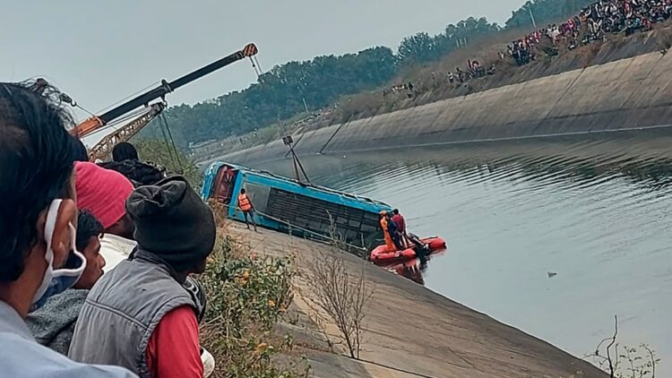 FOTO/ Autobuzi bie në humnerë, raportohen 40 viktima