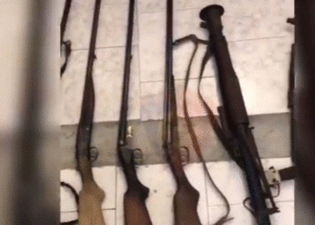 Municion luftarak dhe arsenal armësh të sekuestruara në banesë, në pranga 37- vjeçari, shpallet në kërkim i ati