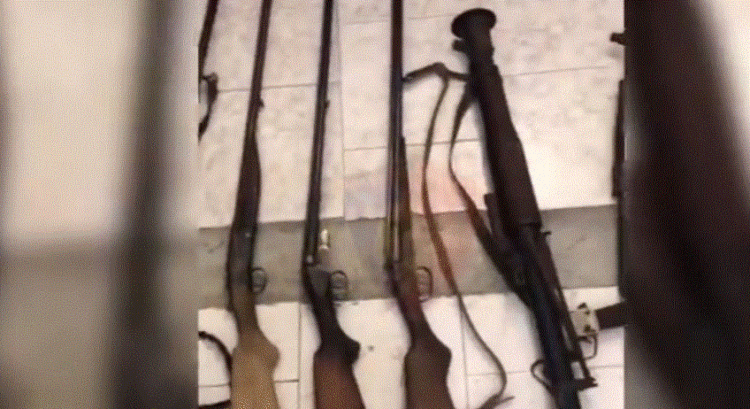 Municion luftarak dhe arsenal armësh të sekuestruara në banesë, në pranga 37- vjeçari, shpallet në kërkim i ati