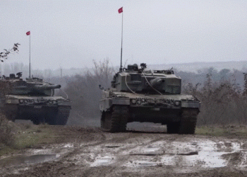 VIDEO/ Turqia ‘provokon’ Greqinë, tanket ushtarak mbërrijnë në kufi