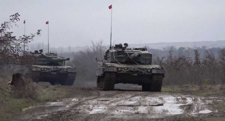 VIDEO/ Turqia ‘provokon’ Greqinë, tanket ushtarak mbërrijnë në kufi