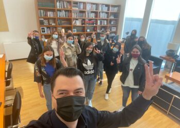 Me dy gishtat lart, Basha poston foton me të rinjtë: Ne do t’i fitojmë zgjedhjet për t’i sjellë një të ardhme më të mirë brezit të ri