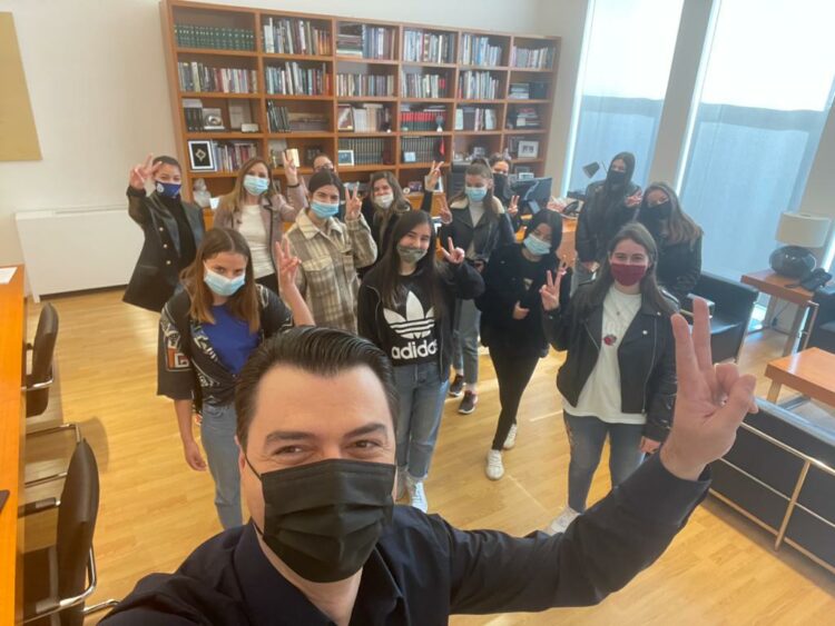 Me dy gishtat lart, Basha poston foton me të rinjtë: Ne do t’i fitojmë zgjedhjet për t’i sjellë një të ardhme më të mirë brezit të ri