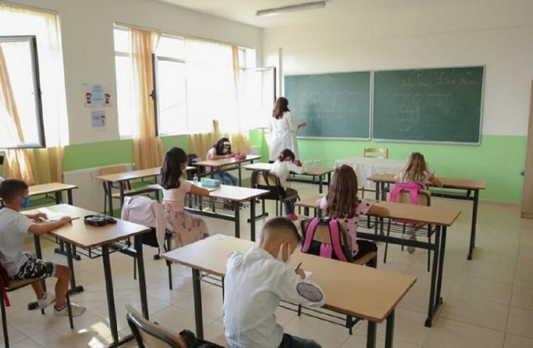 Përmet/ 7 nxënës infektohen me Covid-19, mbyllet një klasë në shkollën 9-vjeçare Meleq Gosnishti