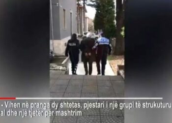 Arrestohet pjesëtari i një grupi të strukturuar kriminal në Korçë, momenti kur vihet në prangat e policisë