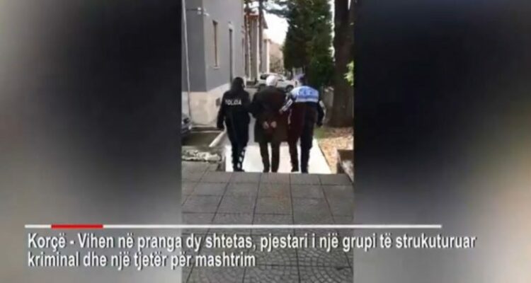 Arrestohet pjesëtari i një grupi të strukturuar kriminal në Korçë, momenti kur vihet në prangat e policisë