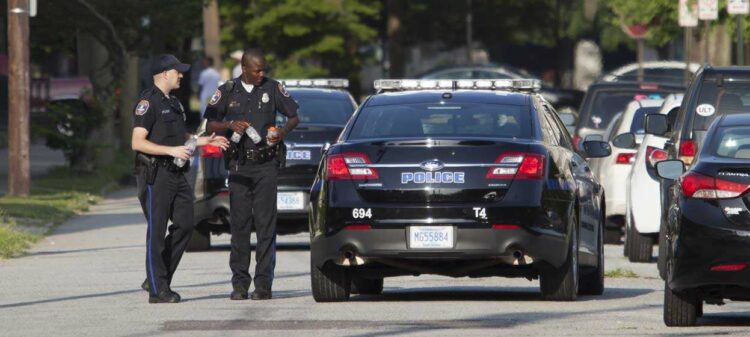 Tragjedia e një familje/ Babai vret dy vajzat, teksa fliste në telefon me bashkëshorten