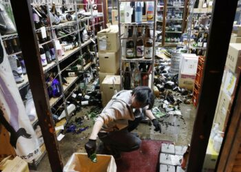 Pamjet brenda një marketi pas tërmetit