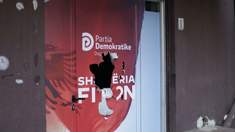 Dhunohet zyra e PD-së në Tiranë, Shehaj: Sulme të frymëzuara nga Edi Rama(FOTO)