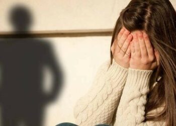 Kanoste një vajzë në rrjetet sociale dhe i kërkonte para, shpallet në kërkim 24-vjeçari